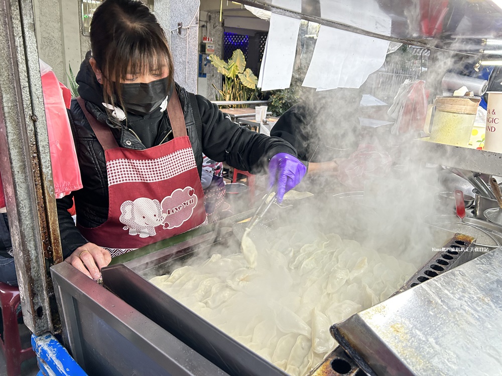 《新竹美食小吃》竹東夜市廣東水餃鍋貼.新鮮現點、現包、現煎人氣名店.食尚玩家推薦