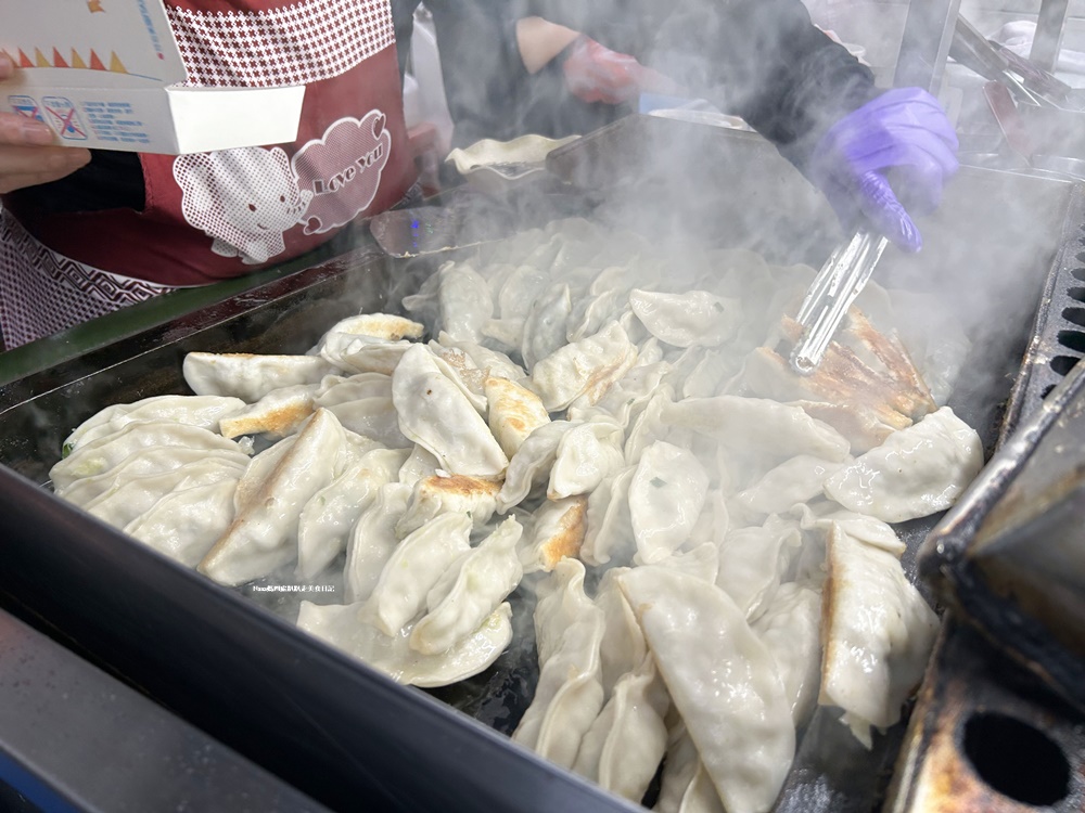 《新竹美食小吃》竹東夜市廣東水餃鍋貼.新鮮現點、現包、現煎人氣名店.食尚玩家推薦