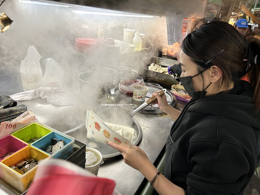 《新竹美食小吃》竹東夜市廣東水餃鍋貼.新鮮現點、現包、現煎人氣名店.食尚玩家推薦