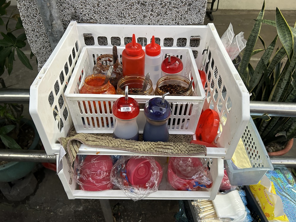 《新竹美食小吃》竹東夜市廣東水餃鍋貼.新鮮現點、現包、現煎人氣名店.食尚玩家推薦