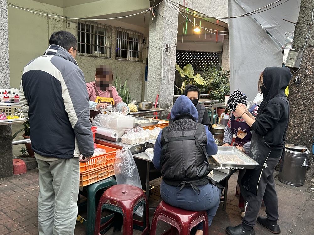 《新竹美食小吃》竹東夜市廣東水餃鍋貼.新鮮現點、現包、現煎人氣名店.食尚玩家推薦