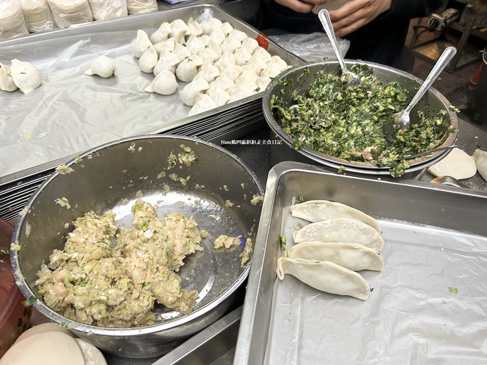 《新竹美食小吃》竹東夜市廣東水餃鍋貼.新鮮現點、現包、現煎人氣名店.食尚玩家推薦
