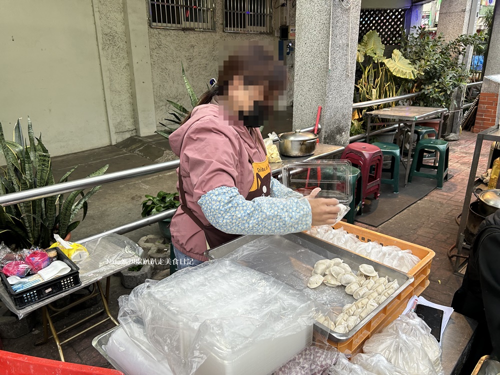 《新竹美食小吃》竹東夜市廣東水餃鍋貼.新鮮現點、現包、現煎人氣名店.食尚玩家推薦