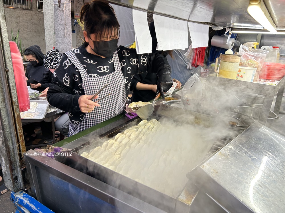 《新竹美食小吃》竹東夜市廣東水餃鍋貼.新鮮現點、現包、現煎人氣名店.食尚玩家推薦