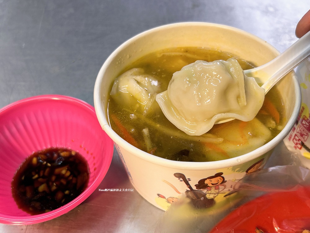 《新竹美食小吃》竹東夜市廣東水餃鍋貼.新鮮現點、現包、現煎人氣名店.食尚玩家推薦