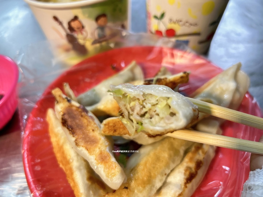 《新竹美食小吃》竹東夜市廣東水餃鍋貼.新鮮現點、現包、現煎人氣名店.食尚玩家推薦
