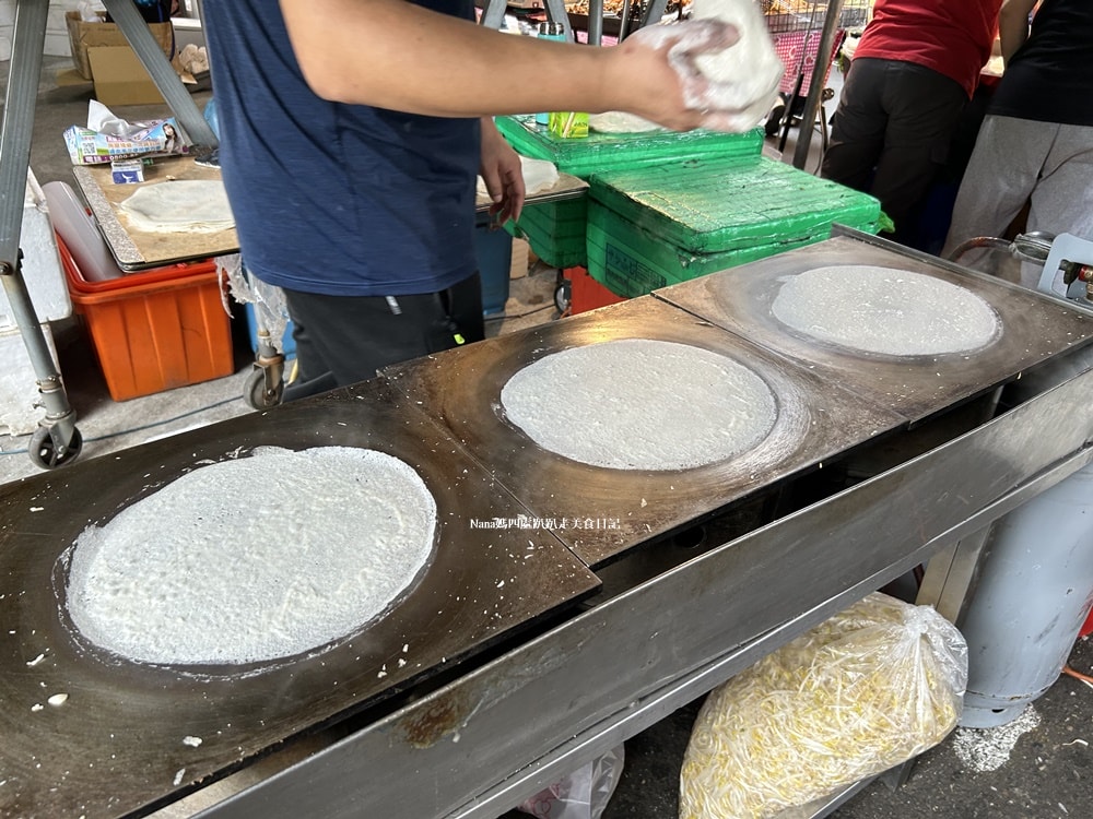 《新竹竹東美食》三千金現作潤餅.跟我的手機一樣大的潤餅.在地人才知道的隱藏版竹東市場排隊美食