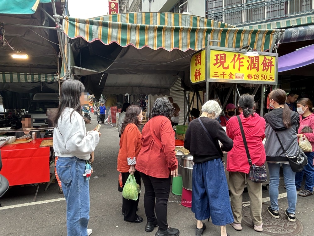 《新竹竹東美食》三千金現作潤餅.跟我的手機一樣大的潤餅.在地人才知道的隱藏版竹東市場排隊美食